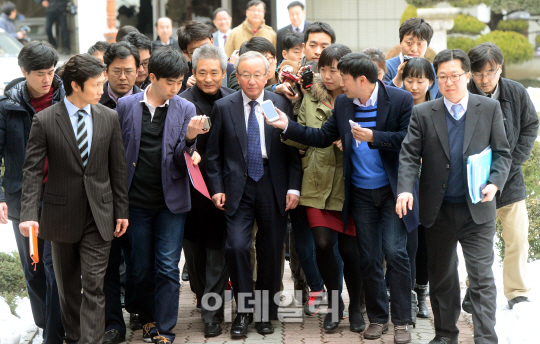 질문 세례받는 현오석 경제부총리 내정자                                                                                                                                                            