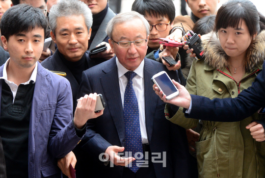 취재진에 둘러쌓인 현오석 경제부총리 내정자                                                                                                                                                        