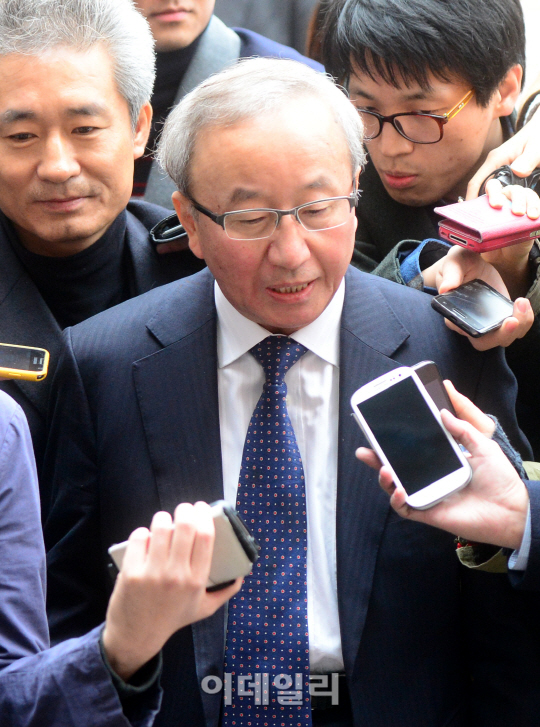 답변하는 현오석 경제부총리 내정자                                                                                                                                                                 