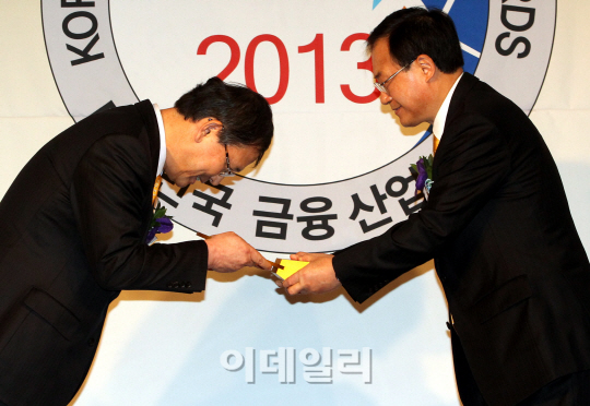 [포토]자산운용부문 최우수상 수상한 한국투자밸류자산운용