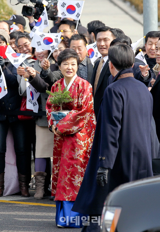 환호 받는 朴 대통령                                                                                                                                                                               