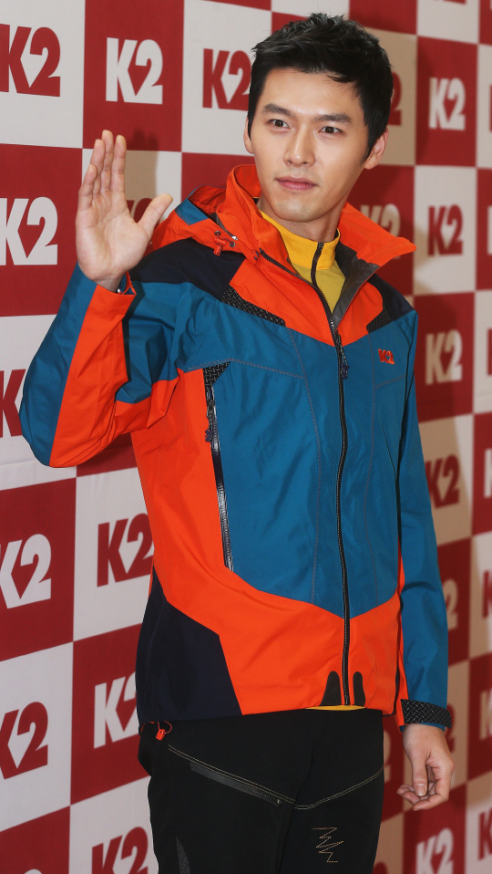  포즈 취하는 현빈                                                                                                                                                                                 