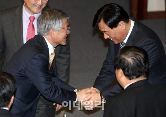 [포토]박기춘 원내대표와 악수 나누는 문재인