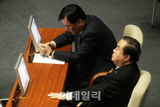 [포토]생각에 잠긴 민주통합당 지도부