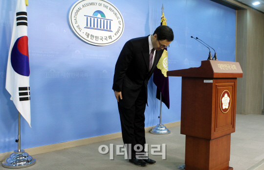 자진사퇴하는 김종훈 미래창조과학부 장관 후보자                                                                                                                                                    