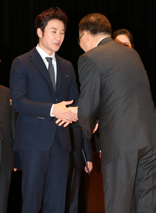  엄태웅, '모범납세자' 대통령표창                                                                                                                                                        