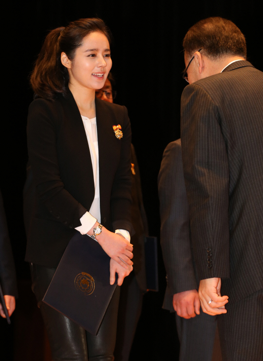  '모범납세자' 표창받는 한가인                                                                                                                                                           