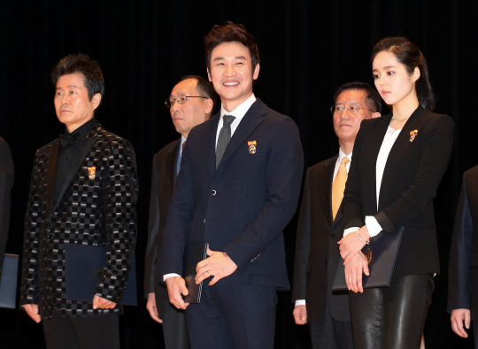  엄태웅ㆍ한가인 '모범납세자' 대통령표창                                                                                                                                                 