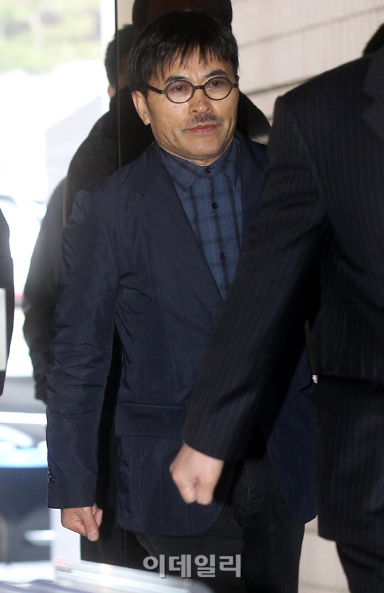 법원 들어서는 헤어디자이너 박준                                                                                                                                                                   