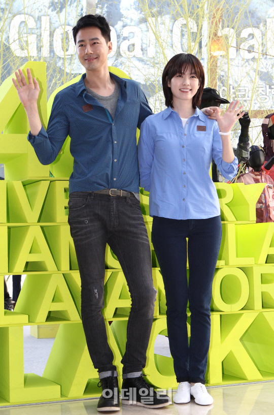 포즈 취하는 조인성과 한효주                                                                                                                                                                       