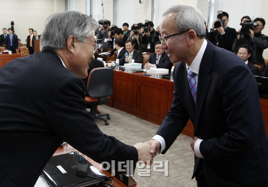 악수하는 현오석-문재인                                                                                                                                                                            