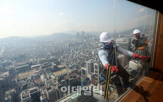 [포토]봄맞이 새단장하는 빌딩 외벽