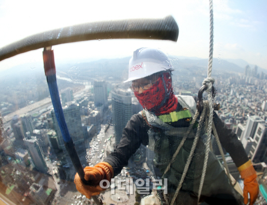 [포토]봄맞이 새단장하는 빌딩 외벽