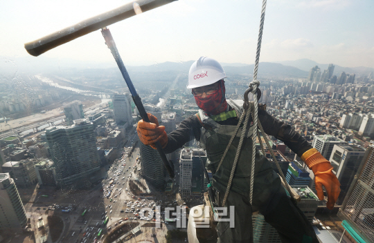 [포토]봄맞이 새단장하는 빌딩 외벽