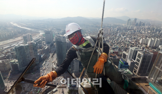 [포토]봄맞이 새단장하는 빌딩 외벽1