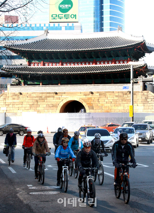 [포토]'숭례문 앞 지나가는 자전거 출근 행렬'