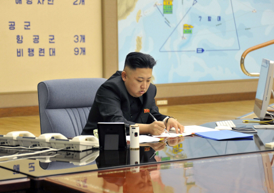 北 김정은 "전략미사일 사격대기하라"