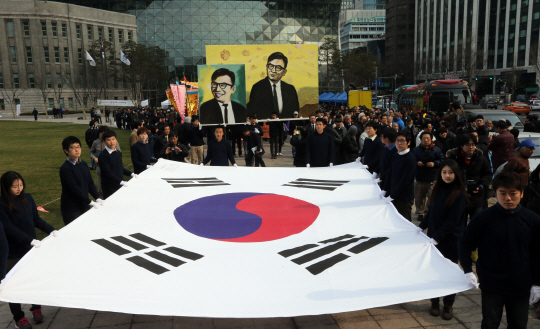 [포토] 서울광장 떠나는 운구행렬