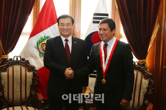 강창희 국회의장, 페루 대십자훈장 수여받아
