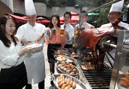 [포토]호텔 야외 바비큐 가든에서 힐링하세요