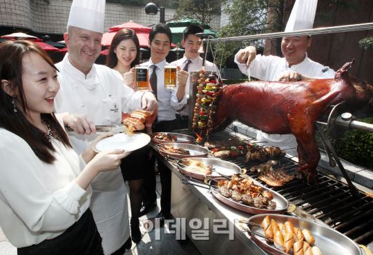 [포토]호텔 야외 바비큐 가든에서 힐링하세요