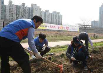 신한금융투자 봉사단 ‘열심이' 도림천변 꽃밭 조성