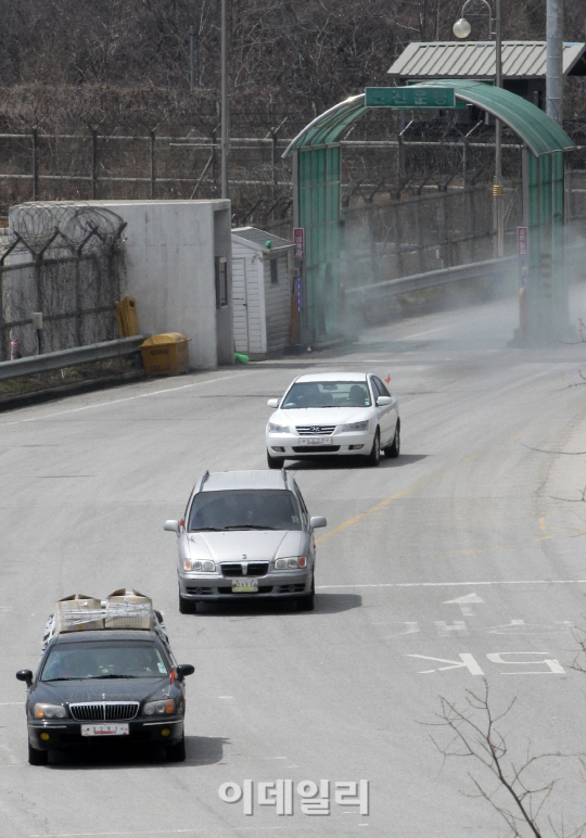 개성공단 잠정중단, 입경하는 차량들                                                                                                                                                                