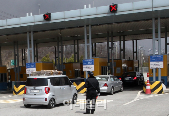 입경하는 개성공단 관계자들                                                                                                                                                                        