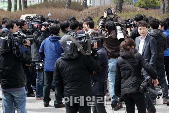 취재진에게 둘러싸인 개성공단 관계자들                                                                                                                                                             