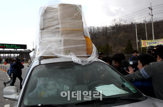 취재진에게 둘러싸인 개성공단 관계자들                                                                                                                                                             