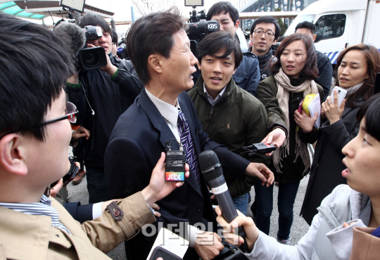 취재진에게 둘러싸인 개성공단 관계자들                                                                                                                                                             