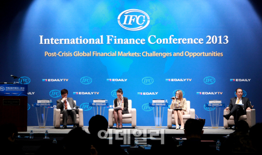 [포토][IFC2013]'토론하는 세션2 참석자들'
