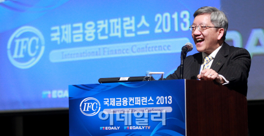 [포토][IFC2013]밝은 표정의 에드워드 릉 원장
