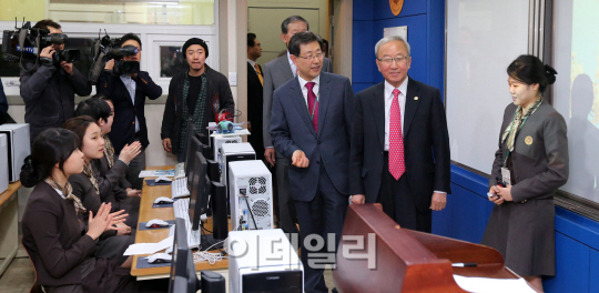 [포토]여행업무 실습 참관하는 현오석 부총리