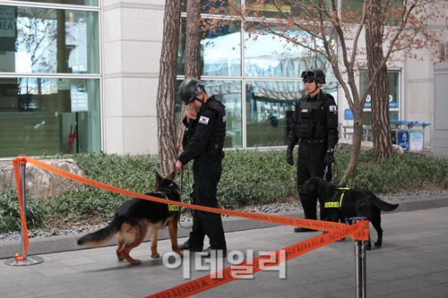 테러범 잡는 공항경찰대 '부글부글' "우리가 심부름센터냐"
