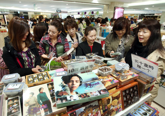 [포토]롯데면세점, 한류 10주년..日관광객 '북적'