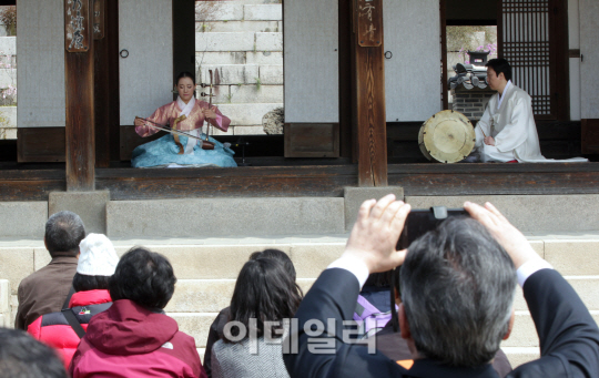 박정자가 낭독한 '조선왕의 로맨스' 들어보니…