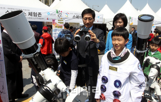 [포토]`가족 과학축제` 참석한 이상목 미래부 차관