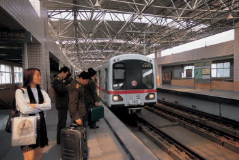 지하철 투신 장애인 구출 군인, 누리꾼들 "용기에 감동받아"
