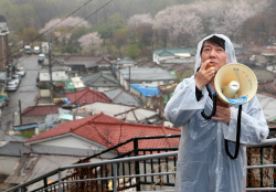 &apos;확성기&apos; 마이크 든 안철수…뚜벅뚜벅 골목정치                                                                                                                                                  