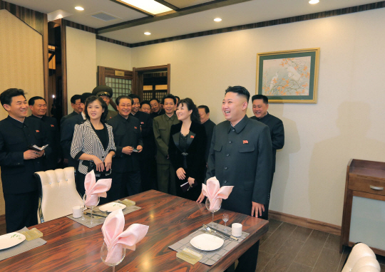 [포토] 김정은·리설주 주민편의시설 방문