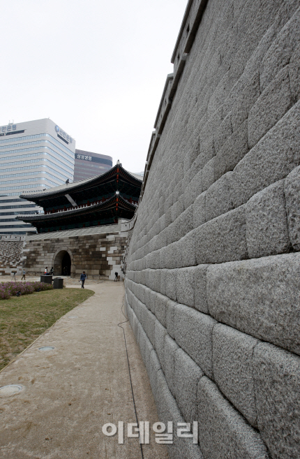 1905일 만에 깨어난 숭례문 복구일지