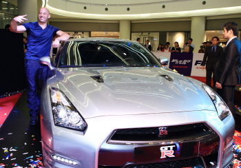 닛산 수퍼카 GT-R, 영화 '분노의 질주' 주인공과 한자리에