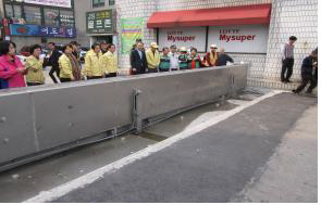 상습 침수구역 사당역 도로에 빗물 막는 물막이판 설치