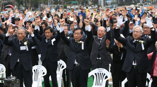 [포토] 서울광장 만세삼창