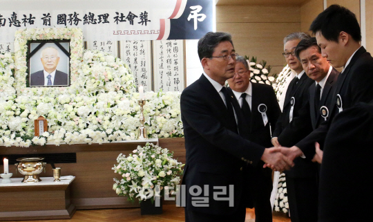 남덕우 전 총리 빈소 찾은 이한구 원내대표                                                                                                                                                          