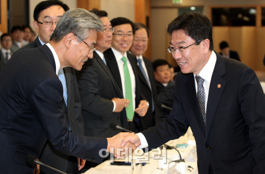 [포토]인사하는 윤상직 장관