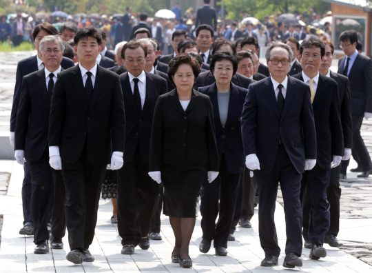 [포토] 너럭바위 참배하는 권양숙 여사