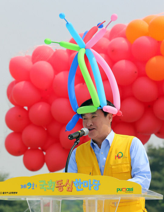[포토] 풍선 모자 쓴 강창희 국회의장