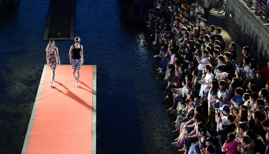  청계천 가득 메운 인파                                                                                                                                                                            